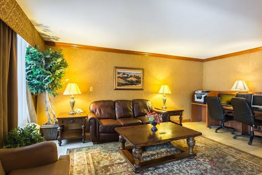 Hotel «Clarion Inn And Summit Center», reviews and photos, 852 N Gloster St, Tupelo, MS 38804, USA