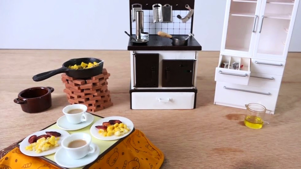 Dollhouse sized kitchen to cook real breakfast using tiny Dollhouse sized kitchen to cook real breakfast using tiny
