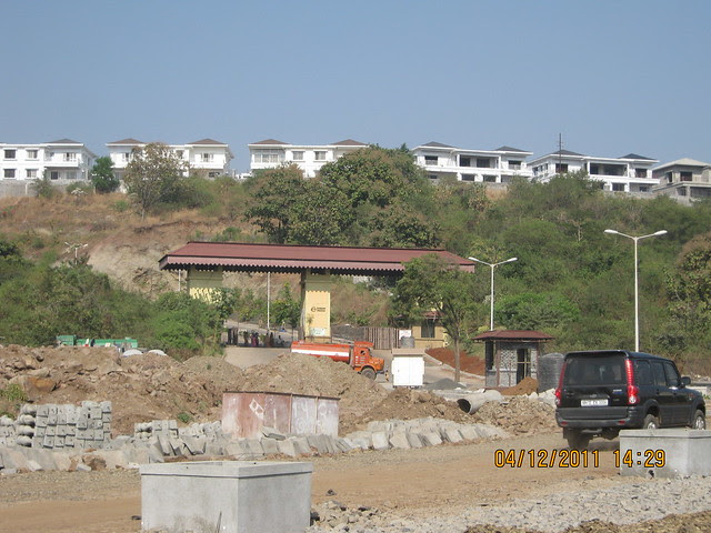Under construction entrance road, old entrance & bungalows - Visit to Paranjape Schemes' Forest Trails, Bungalows, 2 BHK & 3 BHK Flats at Bhugaon, Pune 411 042 - 2