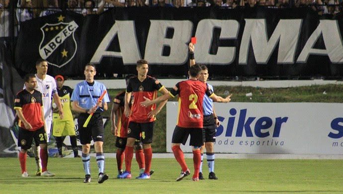 ABC x Globo FC, no Estádio Frasqueirão - expulsão Echevería e Ângelo (Foto: Fabiano de Oliveira/GloboEsporte.com)