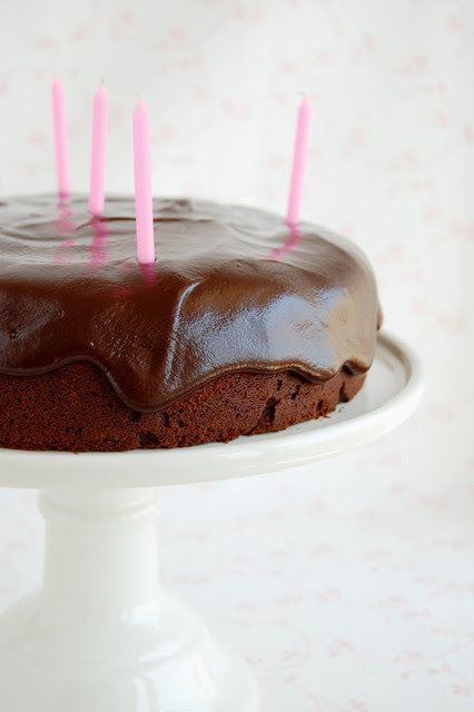 Chocolate cake with caramel ganache / Bolo de chocolate com ganache de caramelo