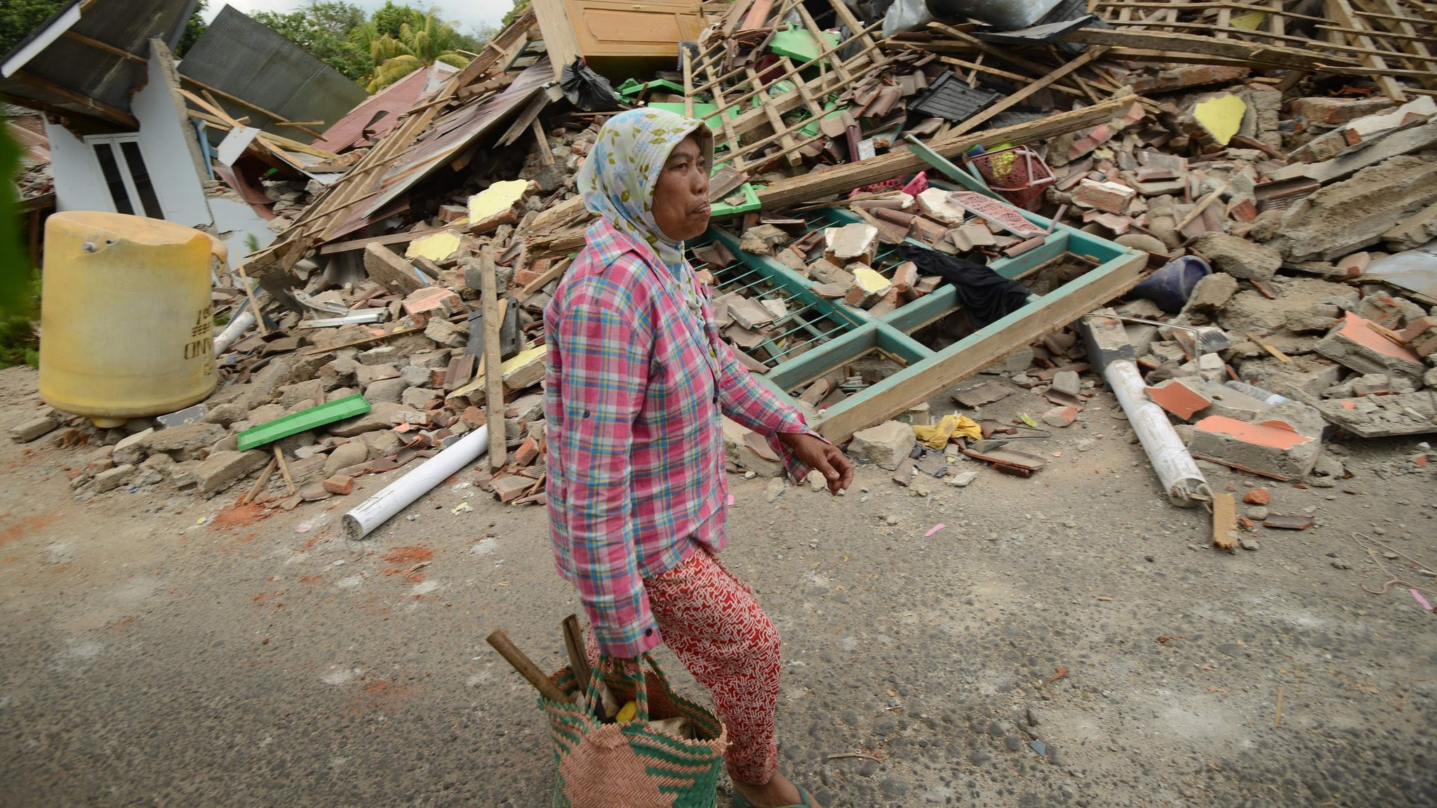 Lombok earthquake Strong aftershock amid Indonesia rescue efforts