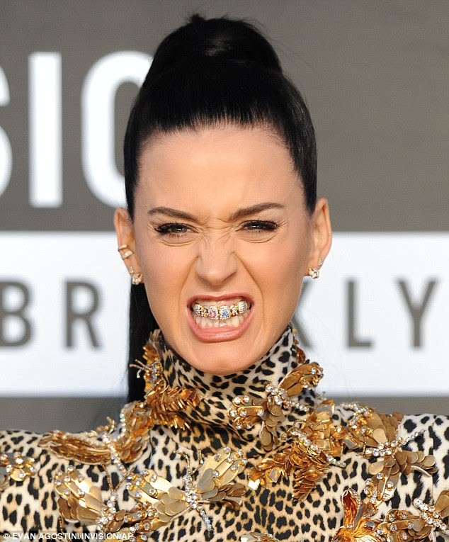 DIVA GRILLZ: RIHANNA AND OTHER CELEBS GRILLED WITH BLING AT MTV VMAS - DivaSnap.com DivaSnap.com
