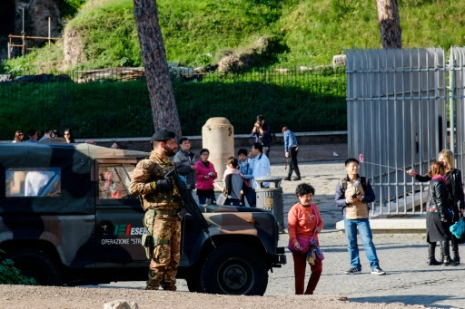 Un soldat italien patrouille près du Colisée, à Rome, le 19 novembre 2015 © ANDREAS SOLARO AFP