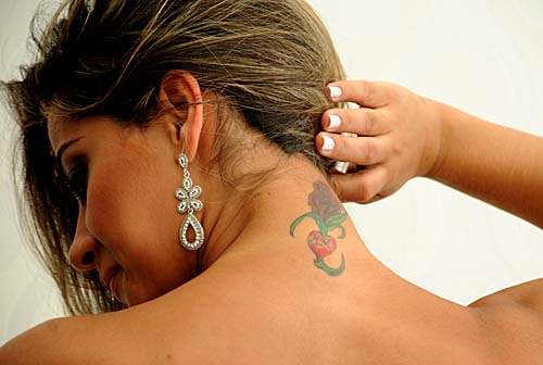 Featured image of post Tatuagem Na Nuca Feminina Escrita S o 3 tatuagens de escritas finas no antebra o na costela e 2 tatuagens de