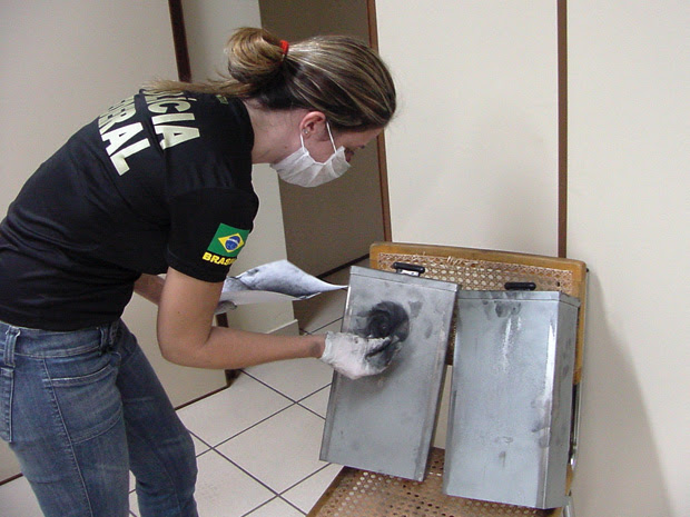 Natália Coimbra de Souza faz perícia de impressões digitais durante o caso do assalto aos Correios, em 2008, no Mato Grosso do Sul (Foto: Arquivo Pessoal) Natália Coimbra de Souza faz perícia de impressões digitais durante o caso do assalto aos Correios, em 2008, no Mato Grosso do Sul (Foto: Arquivo Pessoal)