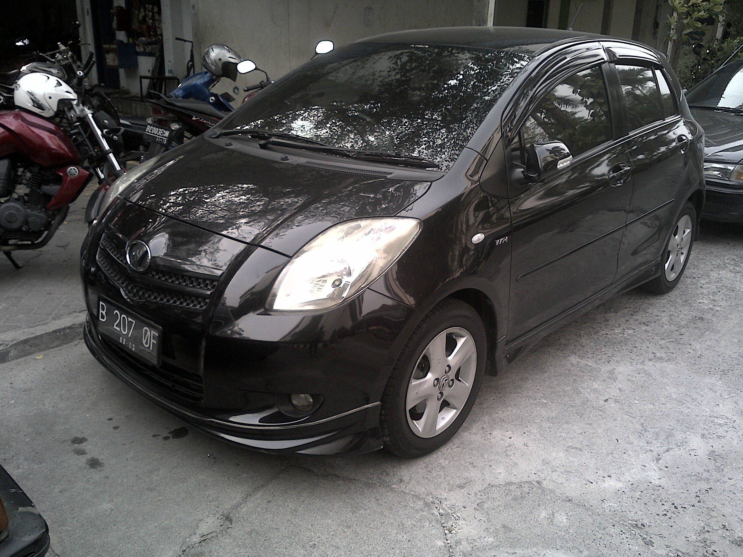 Toyota Yaris 2011 черный