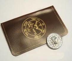 Dans cette pochette, vous trouverez un talisman magique qui protège contre l'esprit du mal et protéger votre patrimoine. Ce portefeuille vous attire l'argent continuellement et se multiplie. Mettez y l'argent que vous laisse pendant 72 h. après 72 h, chaque fois que vous utilisez cette somme, vous aller toujours le retrouver dans votre porte-monnaie. PORTEFEUILLE MYSTIQUE POUR NE JAMAIS MANQUER D'ARGENT DE POCHE