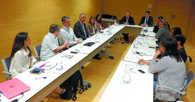 Primera reunión. La Mesa de Comercio del Pacto por el Empleo tuvo ayer su primera cita oficial tras varios meses de trabajo previo./F. DE LA HERA