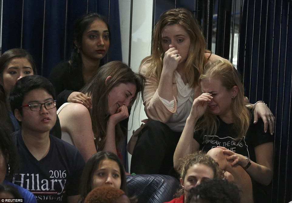 Caindo plana: Um grupo de Hillary Clinton uma apoiantes conforto aos outros como eles romper em lágrimas sobre os resultados presidenciais