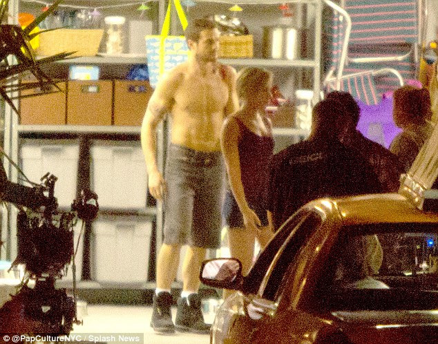 Ficando dramática: Scarlett foi visto concussão sua co-estrela hunky nas cenas, enquanto os do sexo feminino co-estrelas correu em torno da casa em um frenesi medo