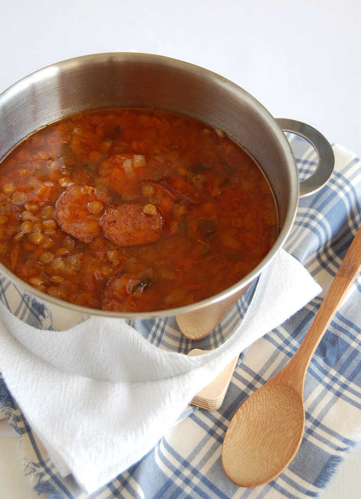 Spicy lentil and chorizo soup / Sopa apimentada de lentilha com lingüiça