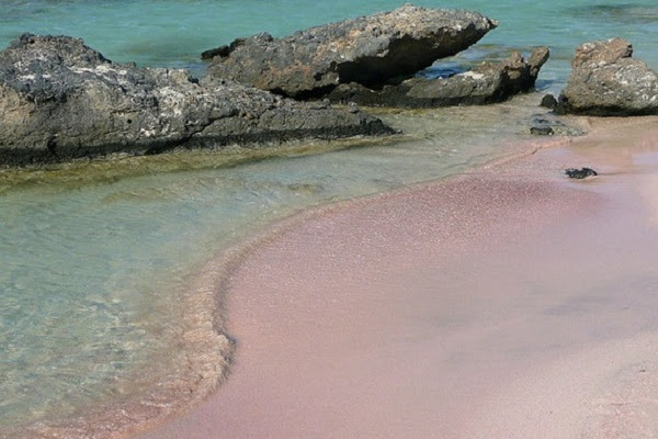 Пляж с розовым песком (Pink Sands Beach) на острове Харбор, Багамские острова