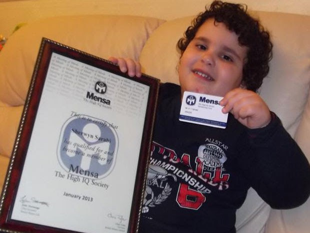 Menino mostra o certificado de membro da Mensa, a sociedade que reúne as pessoas de mais alto QI do mundo (Foto: Reprodução/Facebook)
