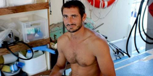 Sailor strayed from the two-meter crocodile in northern Australia saltwater crocodile attacked deckhands, Frenchman Yoann Galerana. Brave Frenchman said: & amp; quot; He immediately grabbed my head and pulled him under the water, trying to crank out a rotational appointment. It all happened so quickly - about five seconds. I was very lucky ... If the crocodile was a little bit more, I would not tell you now & amp; quot ;.