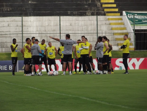 Roberto Fernandes testa formação com Erick Flores no meio-campo do ABC (Foto: Tiago Menezes)