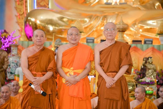 Sau khi nhận Y Kathina từ Hoàng Gia Thái Lan, Chư Tăng chứng minh đã tụng kinh cầu nguyện cho đại chúng được đạo tâm tăng trưởng, phước báo và sức khỏe đến với gia đình. Sau khi nhận Y Kathina từ Hoàng Gia Thái Lan, Chư Tăng chứng minh đã tụng kinh cầu nguyện cho đại chúng được đạo tâm tăng trưởng, phước báo và sức khỏe đến với gia đình.