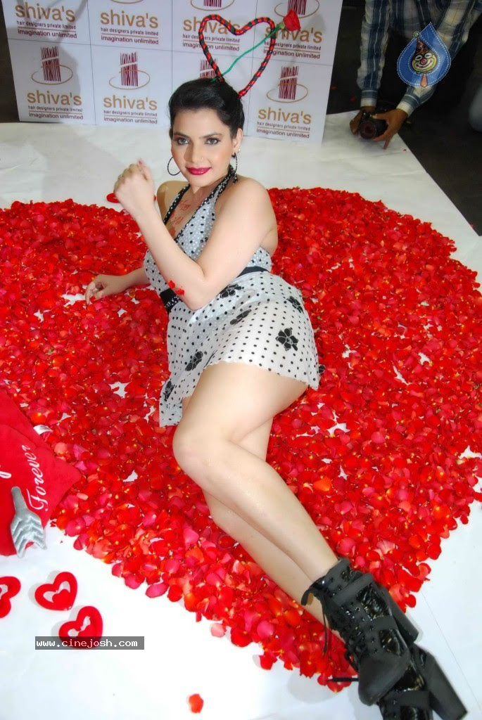 See Sizzling Pictures Of Sunny Leone Glamorous Sister In 