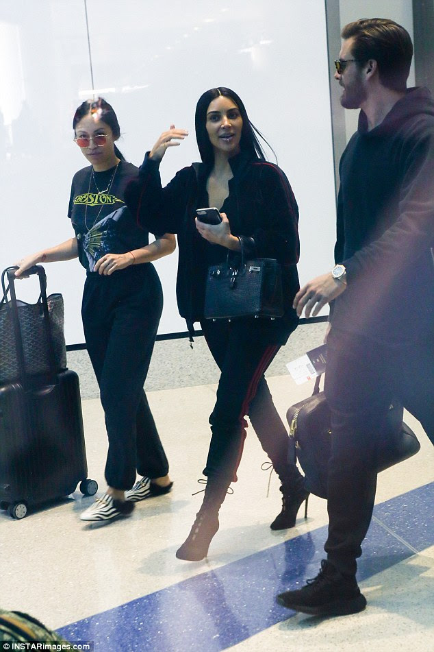 Mais feliz: Kim parecia estar de bom humor enquanto sorria enquanto caminhava pelo terminal