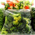 Verduras e legumes limpos e cortados embalados para congelar