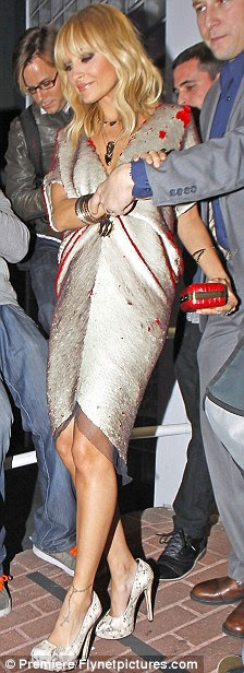 http://i.dailymail.co.uk/i/pix/2011/11/20/article-0-0EDEAF0F00000578-198_224x616.jpg