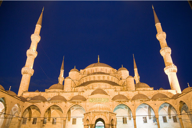 Sultanahmet Camii, juga dikenali sebagai Blue Mosque, di antara masjid yang paling mashyur di Turki. Pembinaannya mengambil masa tujuh tahun, dari 1609 hingga 1616. Seni bina masjid ini dipengaruhi un