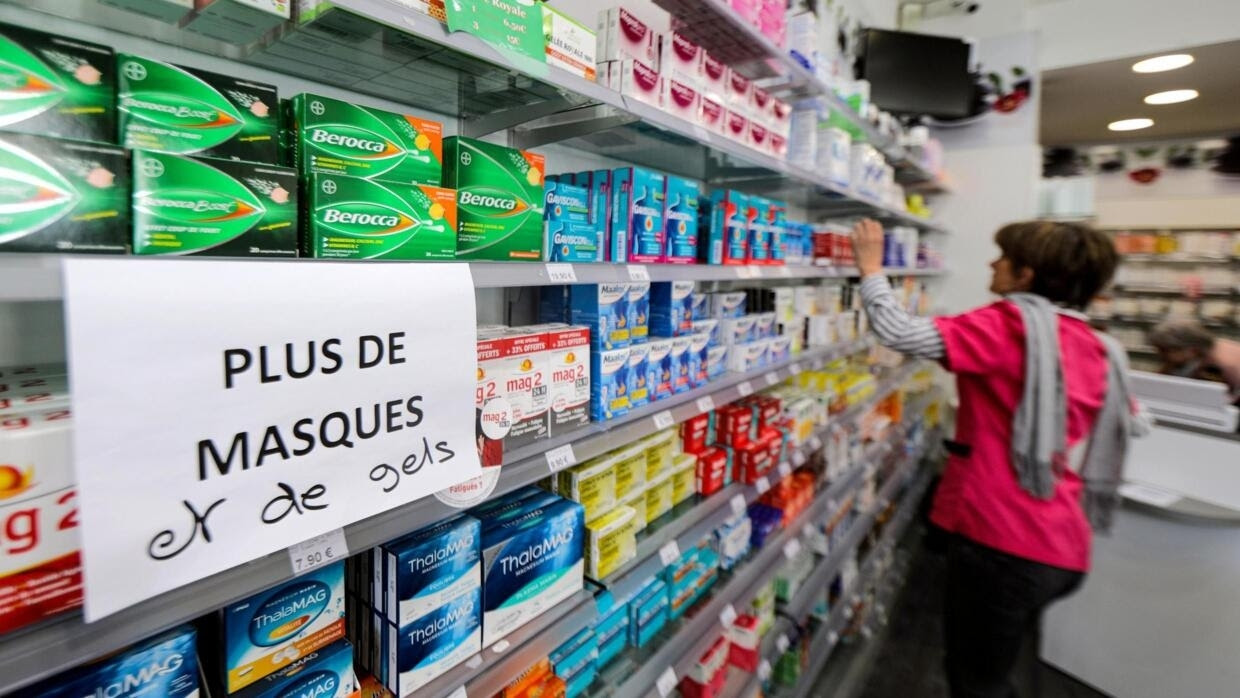 Nhiều hiệu thuốc trên toàn nước Pháp dán thông báo : Không còn khẩu trang và dung dịch cồn rửa tay. Ảnh chụp ngày 03/03/2020 tại một hiệu thuốc ở thành phố Nice, miền nam Pháp. 