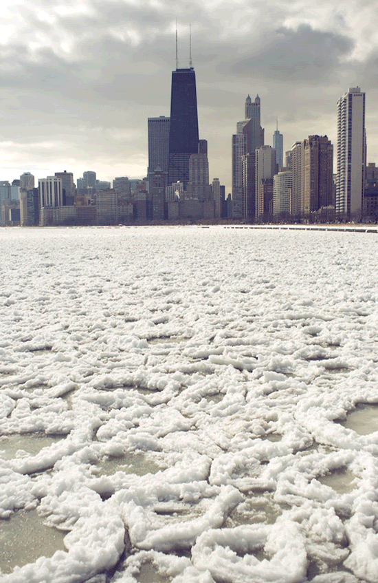 Estructures en la congelació de les aigües del llac Michigan amb Chicago al fons
