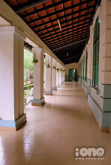 Trải qua hơn một thế kỷ, kiến trúc ban đầu của ngôi trường vẫn còn gần như nguyên vẹn, bốn dãy nhà cao hai tầng ghép lại có hình chữ "khẩu". k-808967-1372606082_500x0.jpg