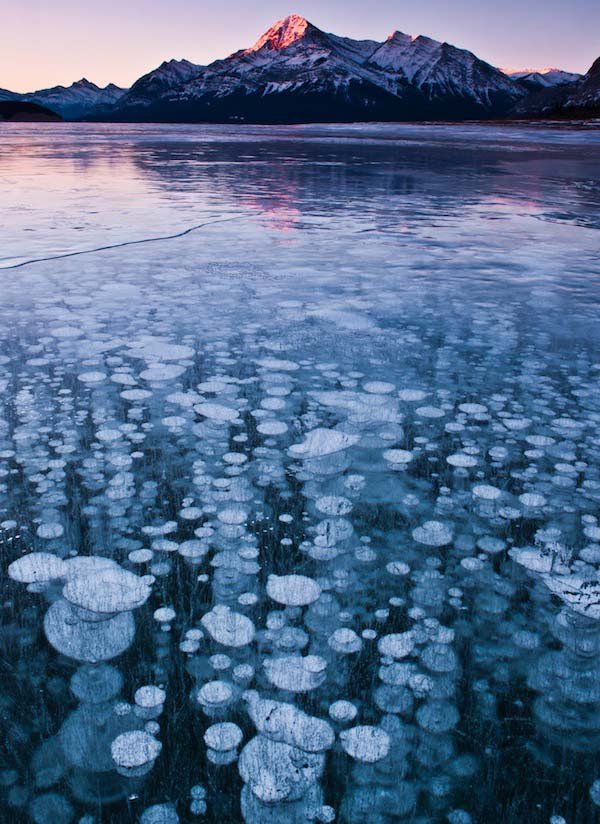 perierga.gr - Σπάνιο θέαμα με παγωμένες φυσαλίδες στα νερά της λίμνης!