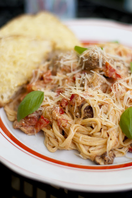 Spagetid tomati-mascarponekastme ja lihapallidega / Tomato & mascarpone spaghetti with meatballs