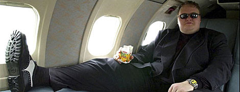 El pirata informático Kim 'Dotcom', acomodado en el interior de su avión particular.