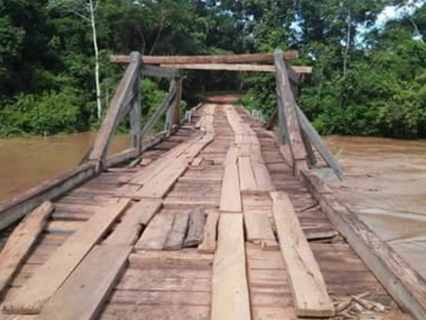 Com risco de cair, ponte de acesso à zona rural de Nobres foi interditada (Foto: Jaila Márcia de Almeida/Arquivo Pessoal)