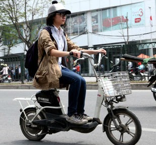 Xe máy điện, xe đạp điện cho giới trẻ thêm năng động: Có phải đội mũ ...
