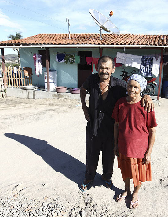 Serafim Raimundo Silva, 76, e sua mulher em seu sítio que tem parabólica e máquina de lavar em Pernambuco
