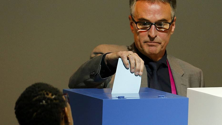 Representante da Federação Alemã deposita seu voto. Majoritariamente, a Uefa apoia o Príncipe Ali