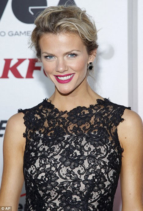 http://i.dailymail.co.uk/i/pix/2011/12/11/article-0-0F22447D00000578-276_468x693.jpg