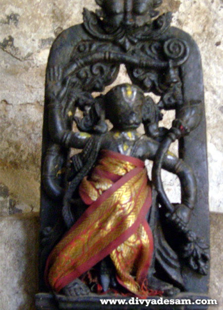 http://photofeature.divyadesam.com/hanumath-jayanthi-2011/thondanur-venugopalan-temple-anjaneyar.jpg