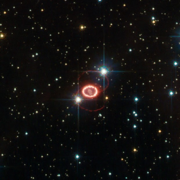 Imagem do Hubble revela o que restou da supernova que detonou em 1987 e teve alguns de seus neutrinos detectados aqui na Terra. (Crédito: Nasa/ESA/STScI)