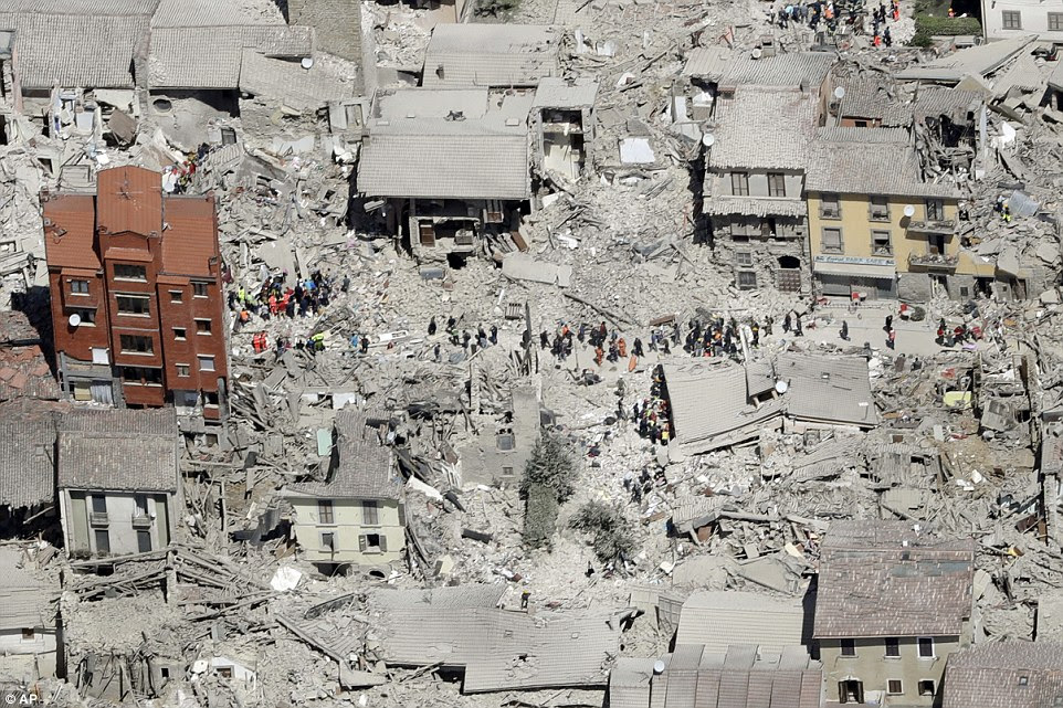 Catastrófica: Apenas alguns edifícios parecia ser ainda no tato em meio à devastação absoluta na cidade de Amatrice