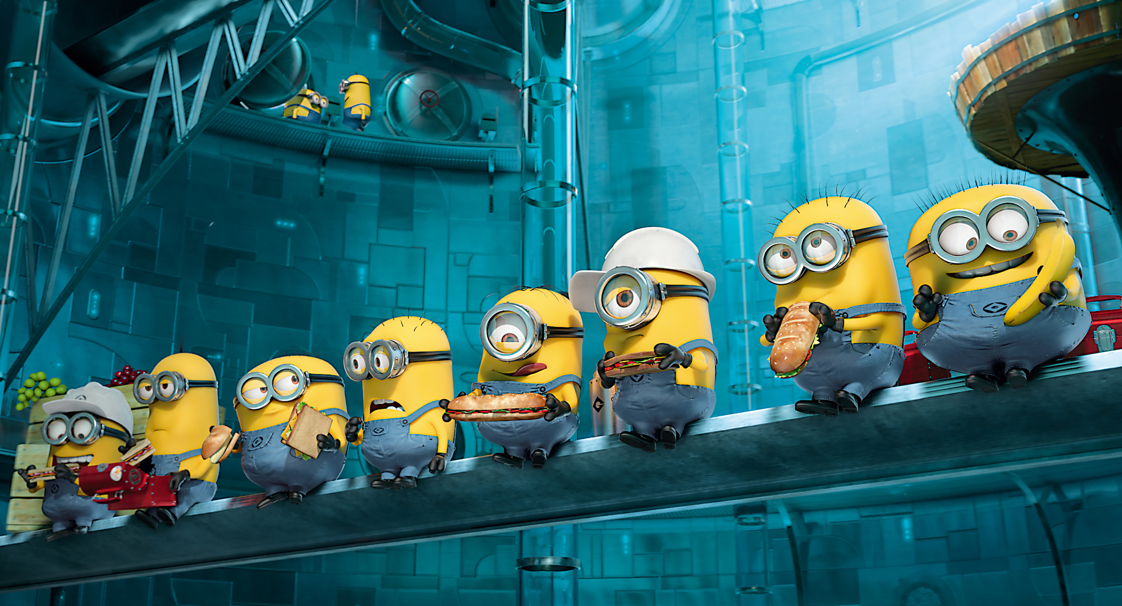 Mi Villano Favorito 2: Imágenes de la Película. Minions comiendo sobre barra de hierro.