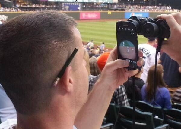 Turn binoculars into smartphone zoom lens.