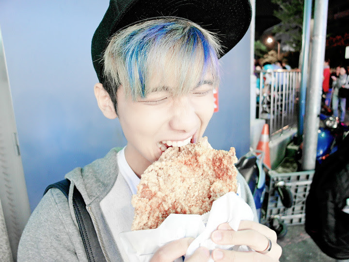 typicalben eating Hao Da Chicken Cutlet 豪大大鸡排 Taiwan