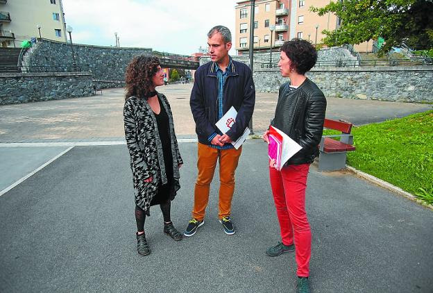 Zuriñe Burgoa, Sergio Corchón y Joana Regueiro presentaron el proyecto en Gain Gainean.
