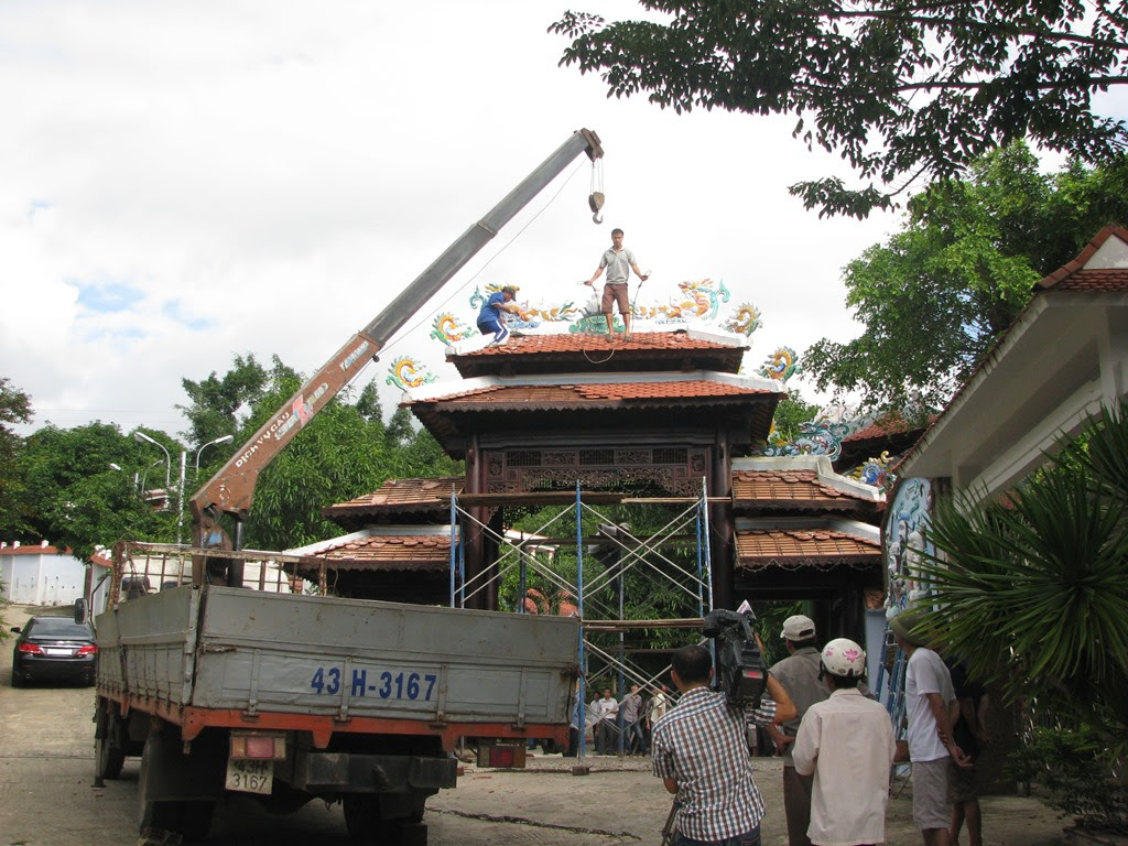 Cận cảnh tháo dỡ biệt phủ 100 tỷ của đại gia vàng ở Đà Nẵng - ảnh 2 Hình ảnh Cận cảnh tháo dỡ biệt phủ 100 tỷ của đại gia vàng ở Đà Nẵng số 2