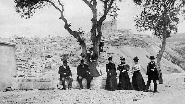 Grupo bajo el almez centenario de la ermita del Valle de Toledo hacia 1900. Colección Luis Alba, Ayuntamiento de Toledo.