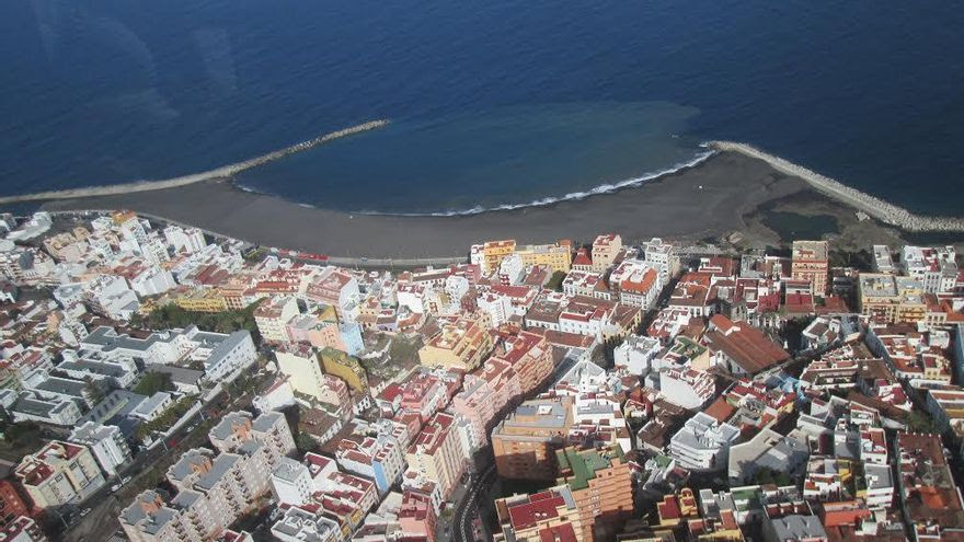 Vista aérea de la playa de Santa Cruz de La Palma. Foto: LUZ RODRÍGUEZ.