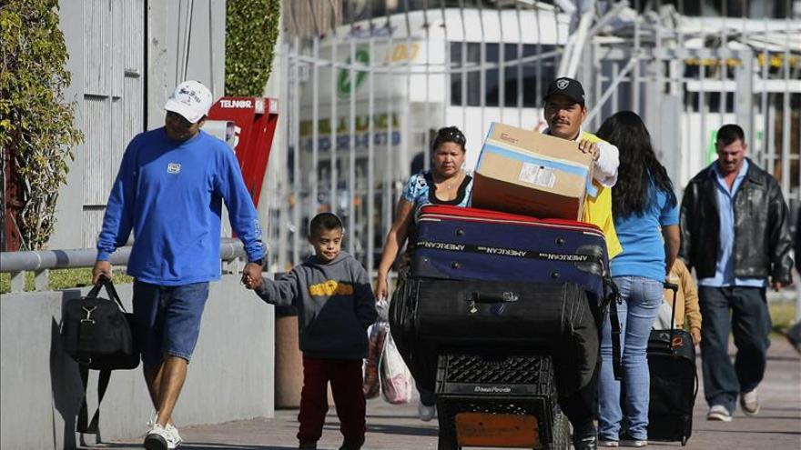 Más mexicanos regresan a México que los que emigran a EE.UU., según un estudio