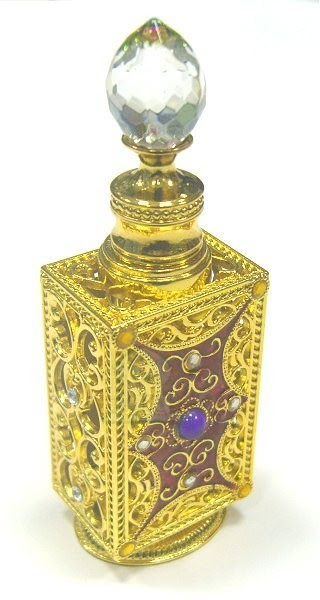 Ce parfum est préparé spécialement pour l'Attraction de l'argent et également pour provoquer aussi la sympathie et l'amour. L'odeur du parfum forment une harmonie vibratoire agréable et troublante qui subjugue avec une facilité déconcertante. Convient parfaitement à toutes les personnes qui éprouvent quelques difficultés à avoir l'argent et aussi a conquérir ou à conserver une affection à laquelle elles tiennent. Il n'est pas un parfum essentiellement féminin, les hommes qui l'utilisent voient leurs affaires s'améliorer, car un courant de sympathie s'établit autour d'eux. Son influence psychique est très nette. PARFUMS DE LA MAGIE VAUDOU D'ARGENT ET D'AMOUR Préparé Par Le Grand Maître Spirituel Marabout Zo