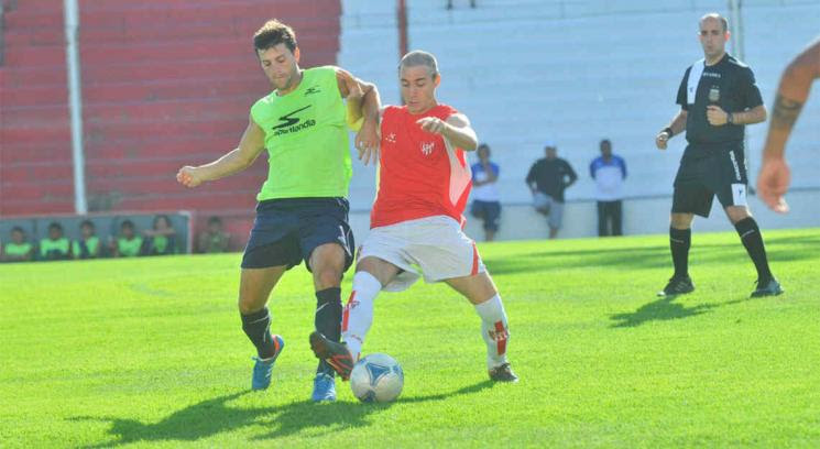 Uriarte, el juvenil de Instituto, intenta dominar la pelota (Foto: Pedro Castillo).